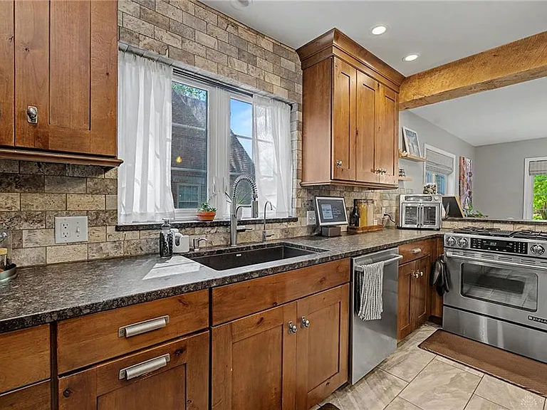 333 Thruston Blvd E — Photo 17