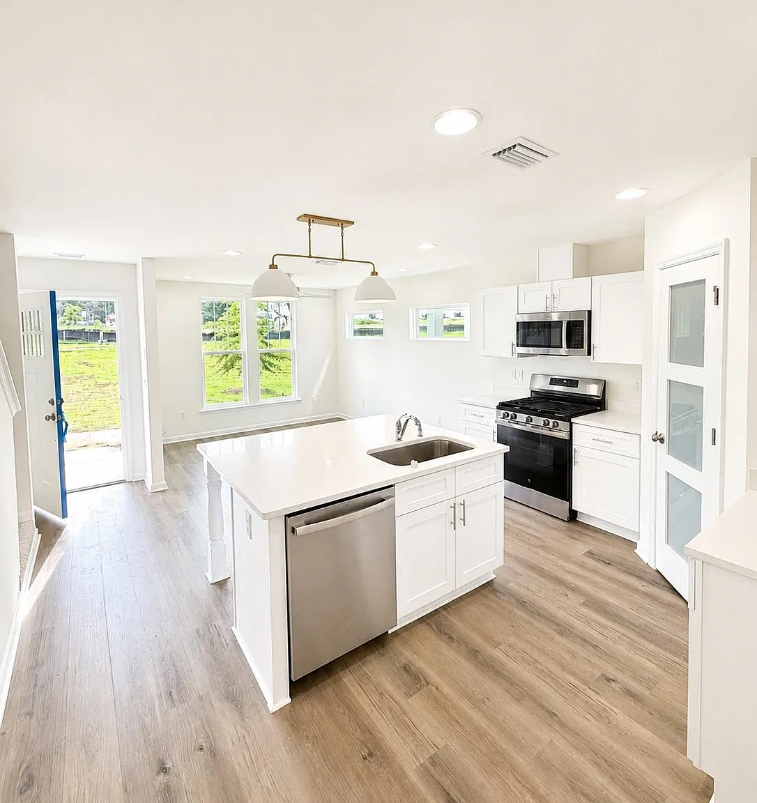 3 bed, 2.5 bath, 1319 sqft, $2,400 — Photo 2