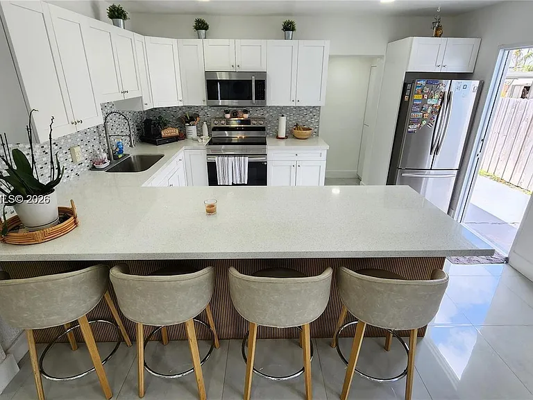 734 W 32nd St — Photo 10