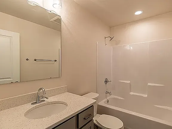 1175 Exchange St — Photo 3