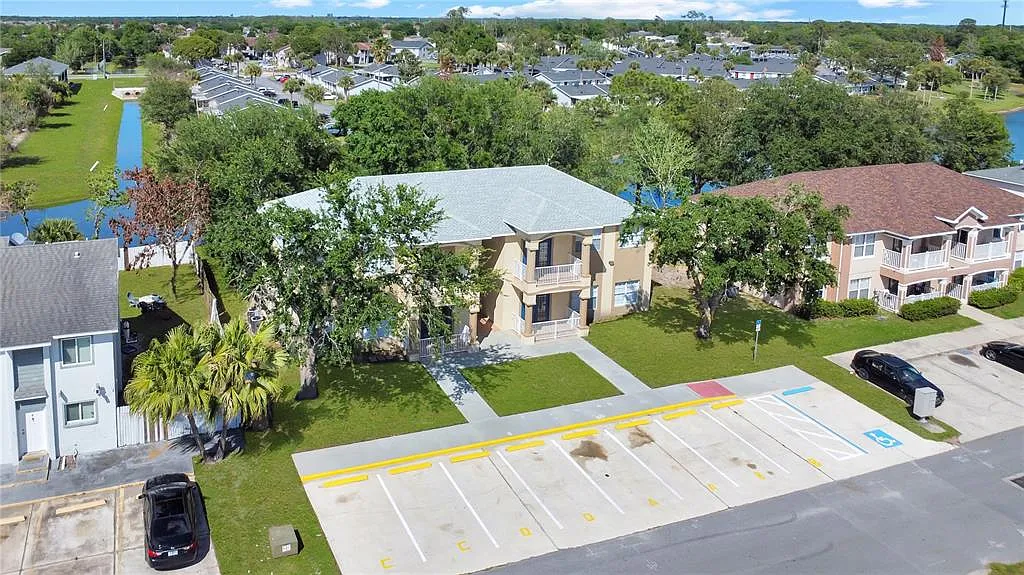 3 bed, 2.0 bath, 1122 sqft, $1,690 — Photo 3