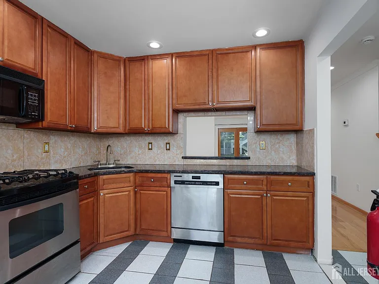 357 Hadleigh Ln — Photo 6