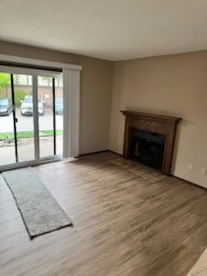 Full Featured unit in quiet complex. In unit laundry, garage, pool. — Photo 3