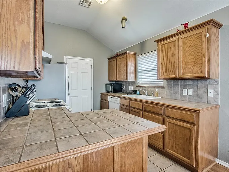 612 SW 38th Pl — Photo 13