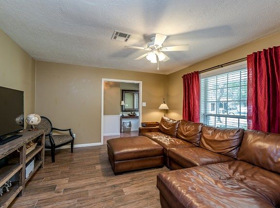 4th image of 1214 King Arthur Cir