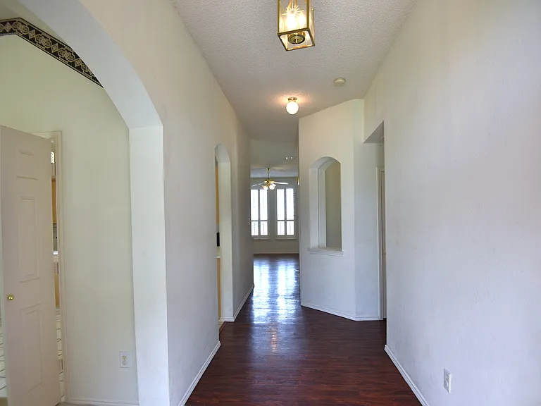 9700 Summer Dr — Photo 3