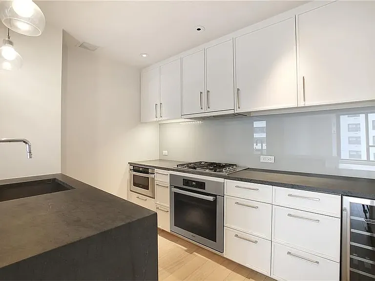 160 E 22nd St #7D — Photo 3
