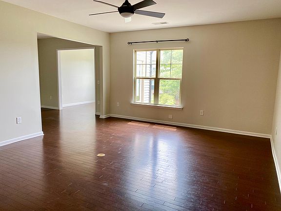 Living Room (approximately 15'x18')