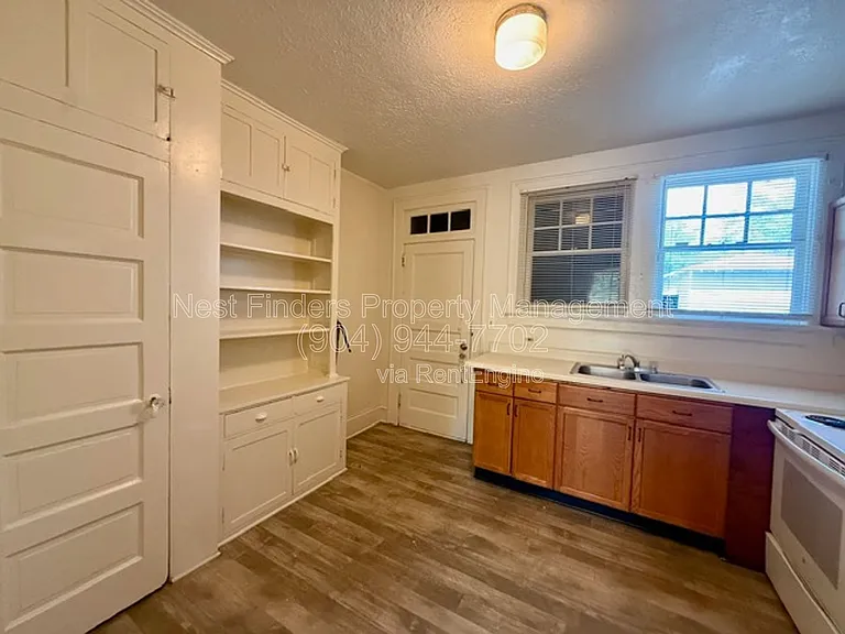 2309 College St — Photo 10