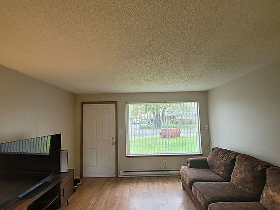 2nd image of 118-122 T St SE #118