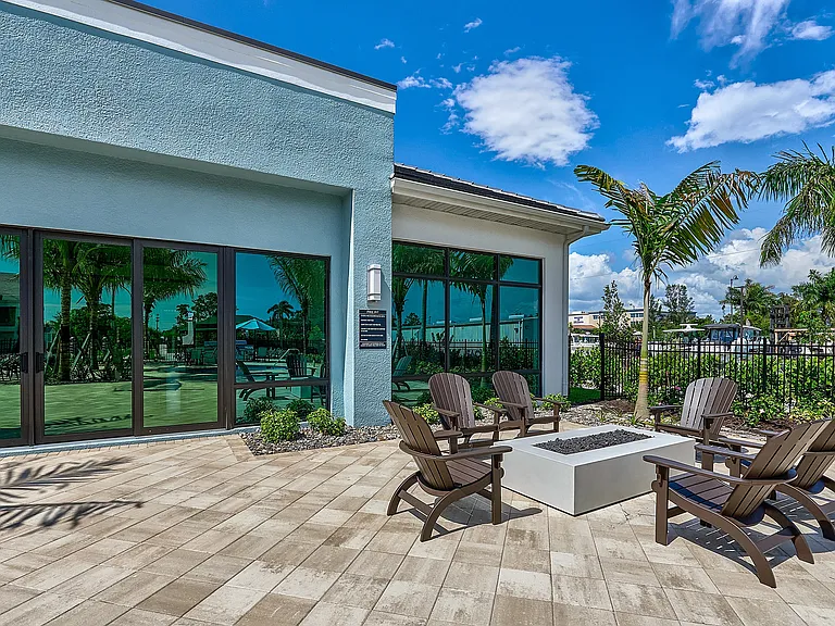 Imperial Crossing Luxury Apartment Homes outdoor firepit area.