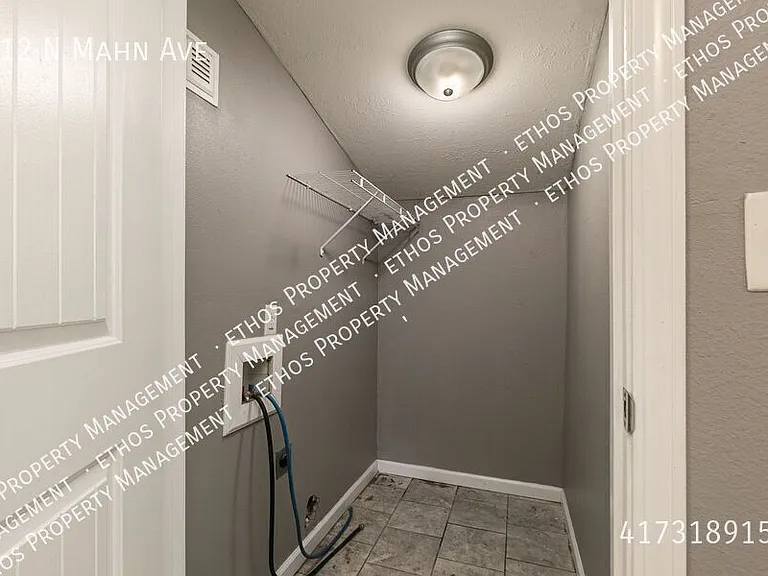 512 N Mahn Ave — Photo 6