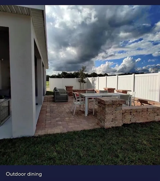 4 bed, 2.0 bath, 2102 sqft, $2,800 — Photo 2