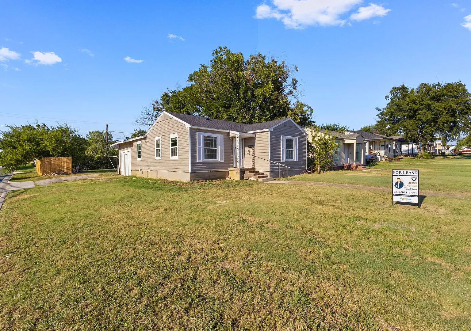Charming Home in Prime Grand Prairie Location! — Photo 1