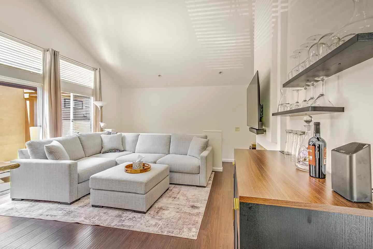 2 bed, 900 sqft, $4,500 — Photo 2