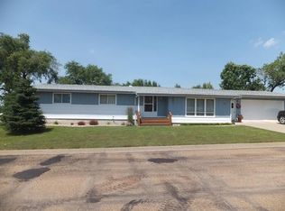 611 E Oak Ave, Glen Ullin, ND 58631