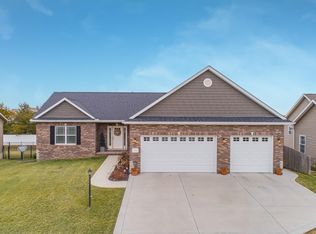 1633 Mackenzie St, Washington, IL 61571