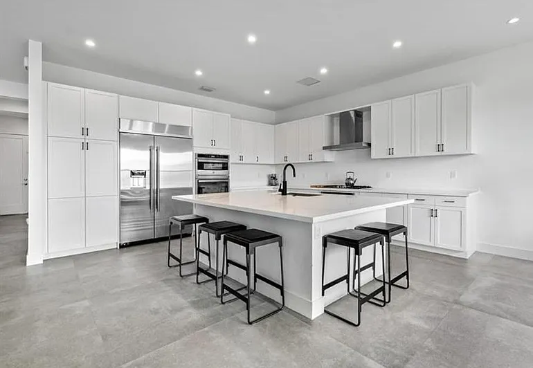 5 bed, 4741 sqft, $13,500 — Photo 4
