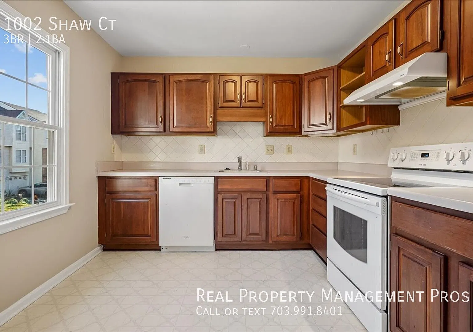 3 Bed Townhome w/ Fenced backyard near I-95! — Photo 3