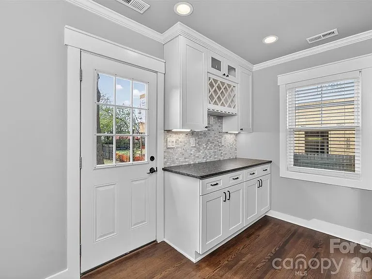 307 E Peterson Dr — Photo 6