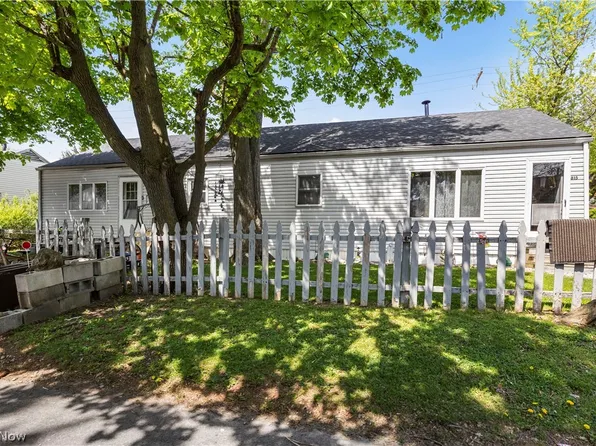 815 Edison Ln, Port Clinton, OH 43452