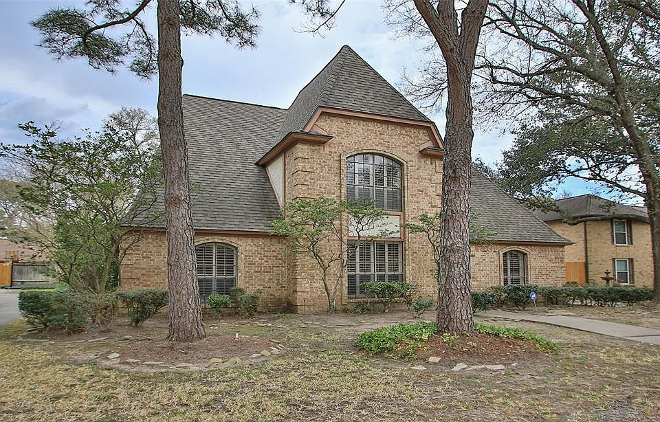 Here's a classic 2-story Perry Home in the heart of the master-planned community of Copperfield in Northwest Houston. It's ready to be renovated in a style to suit your taste!