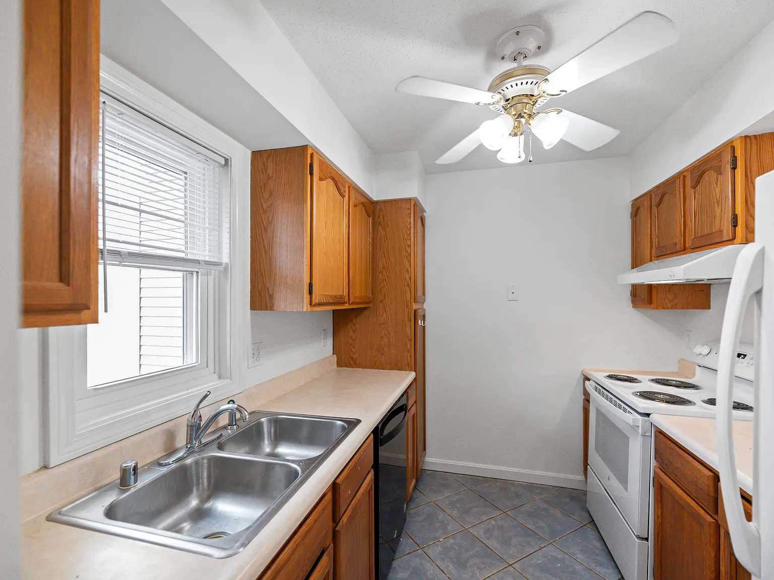 404 Acorn Dr — Photo 3