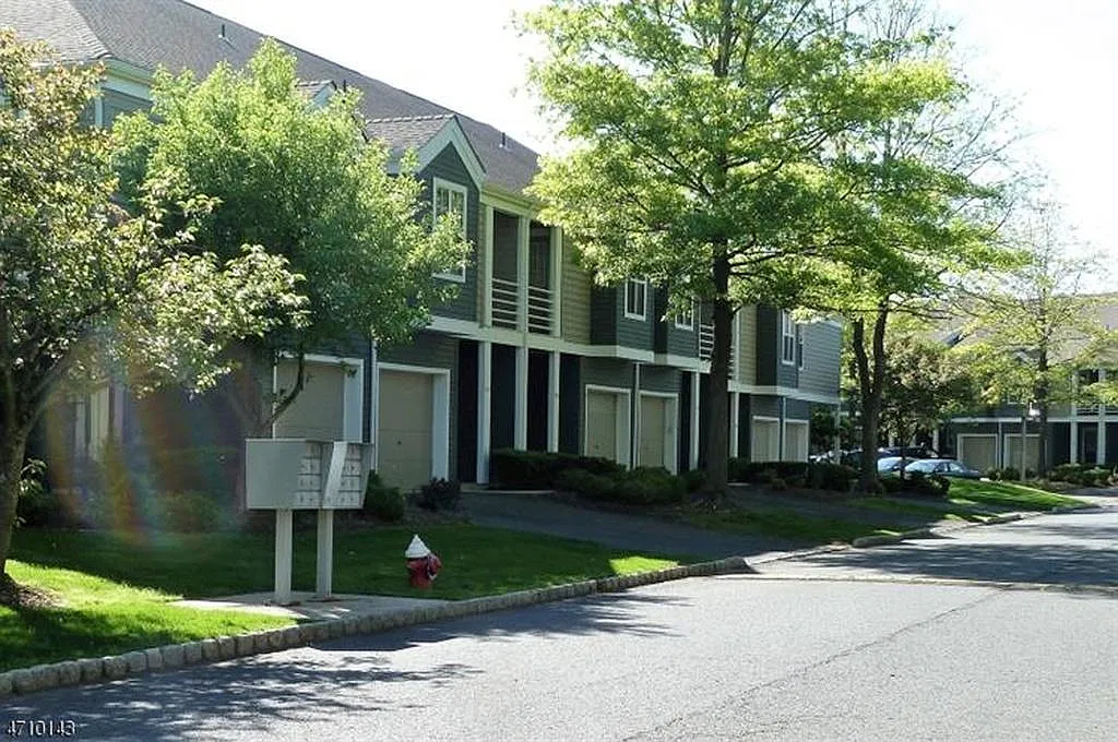 3 bed, 2.5 bath, 1588 sqft, $3,350 — Photo 2