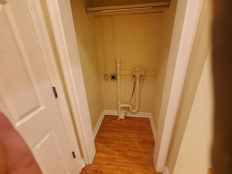 Historical 1 Bedroom Spacious Units! — Photo 5