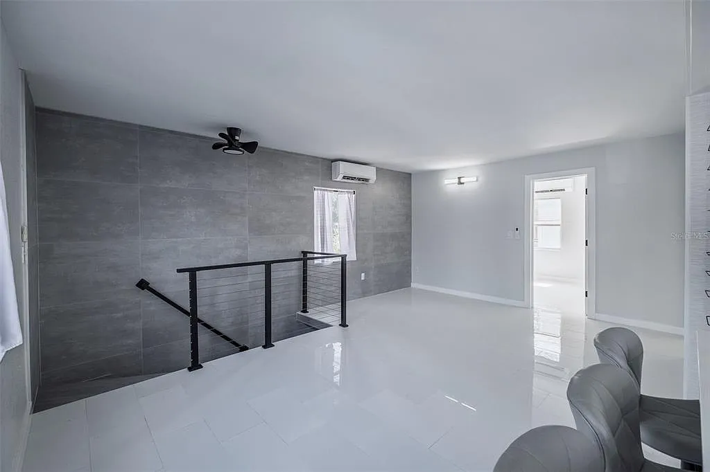 2 bed, 1.0 bath, 800 sqft, $1,900 — Photo 2