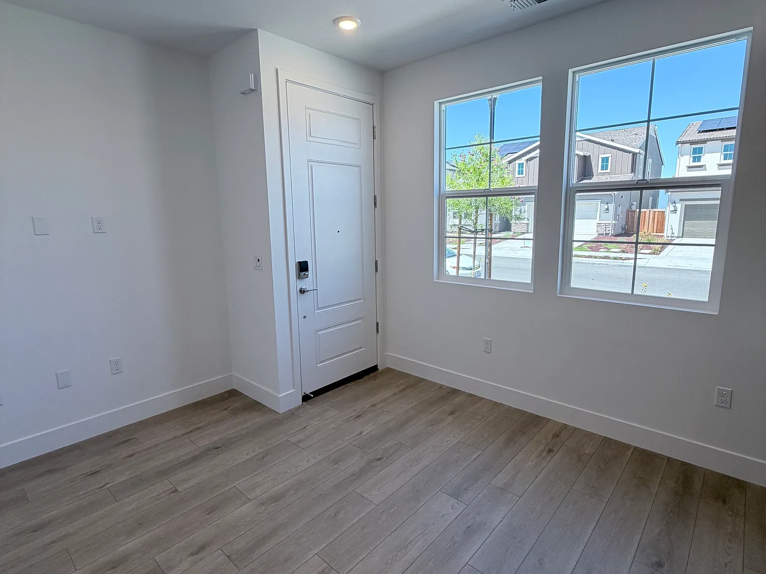 1 bed, 350 sqft, $2,000 — Photo 4