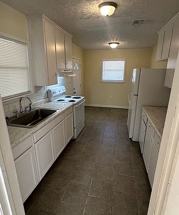 4th image of 1301 Buckingham Dr