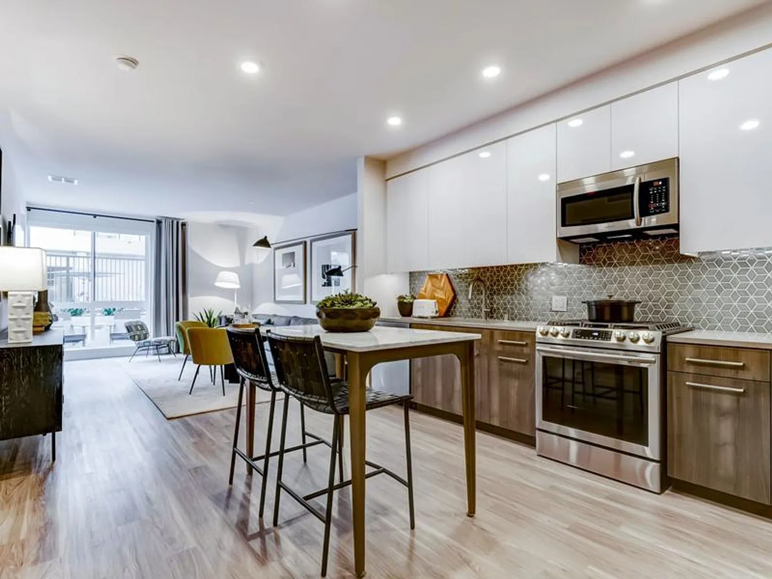 1 bed, 1.0 bath, 785 sqft, $7,676 — Photo 4