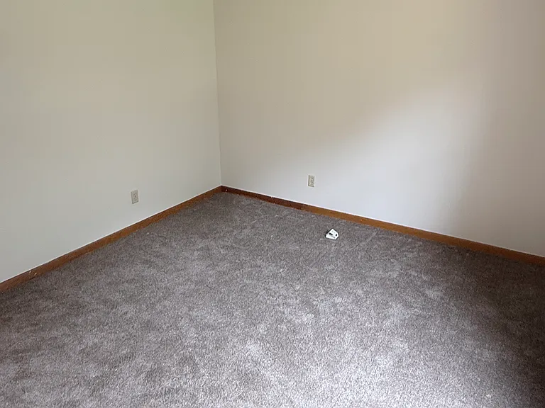 102 Fairfield Rd W — Photo 7