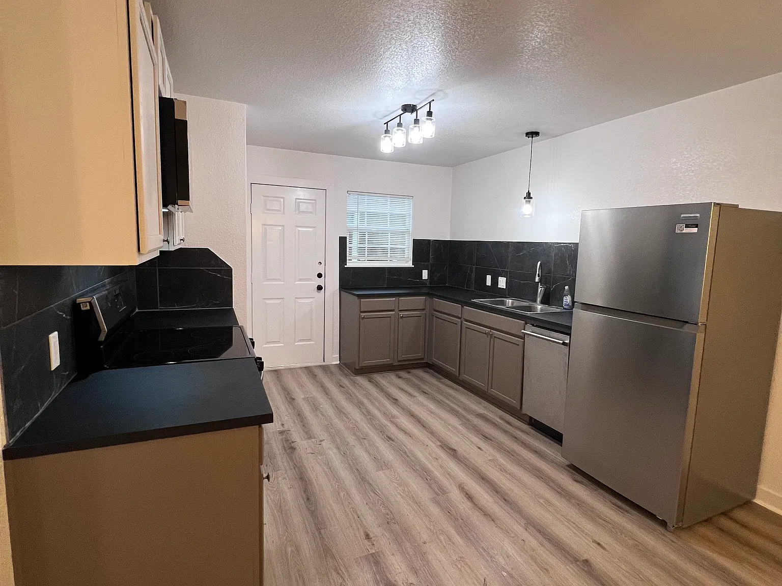 3 bed, 1050 sqft, $950 — Photo 4