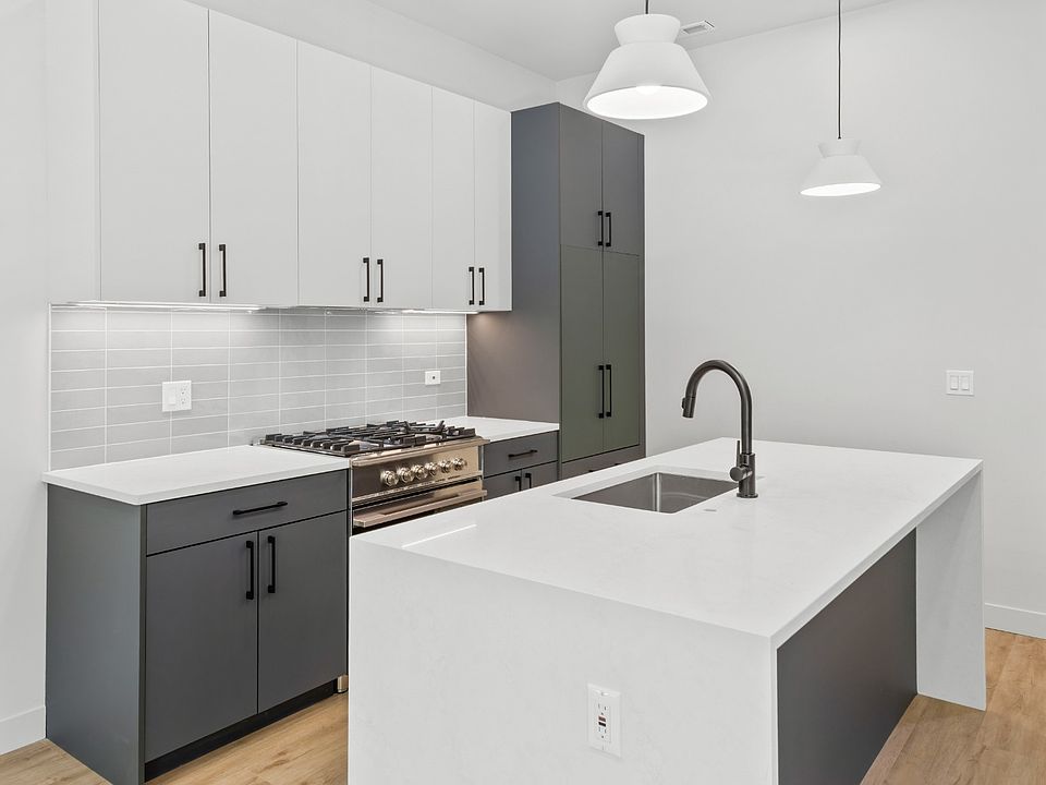 1st image of 1550 W Monroe St #203