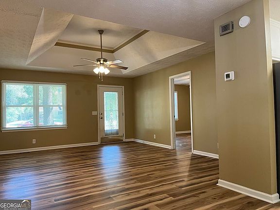 3rd image of 502 Chestnut Ln