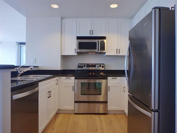 5th image of 250 King St Unit 1316