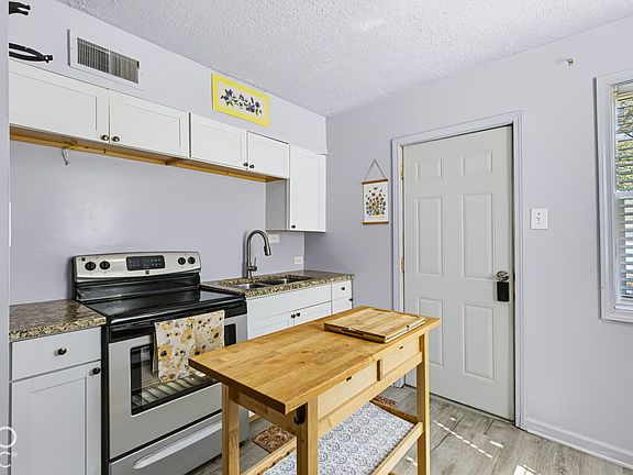 4th image of 2101 Sharon Ave