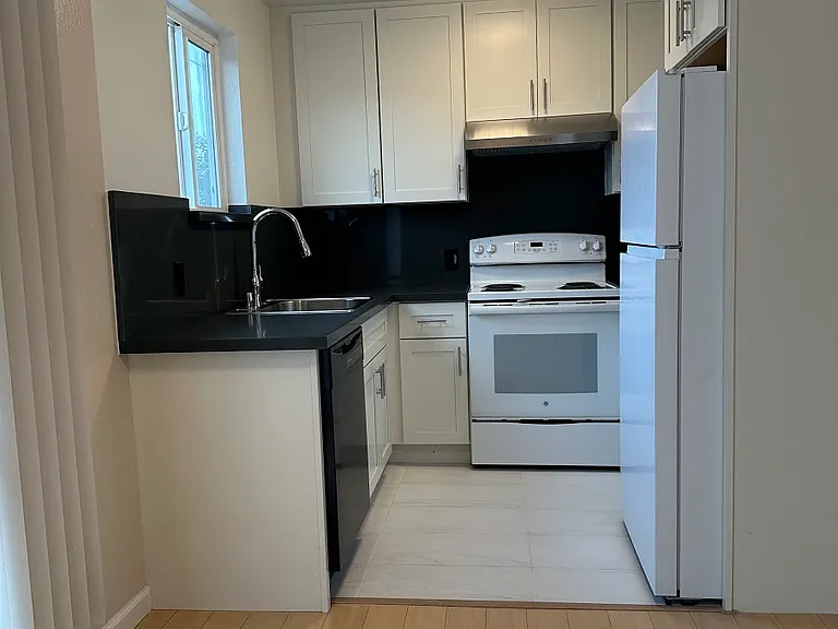 378 Richmond Dr #4 — Photo 3