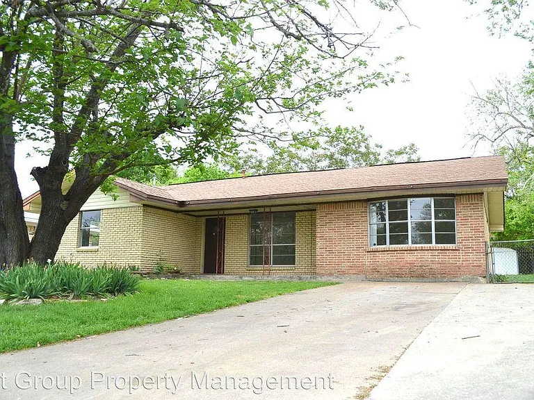 1618 Harley Dr — Photo 2