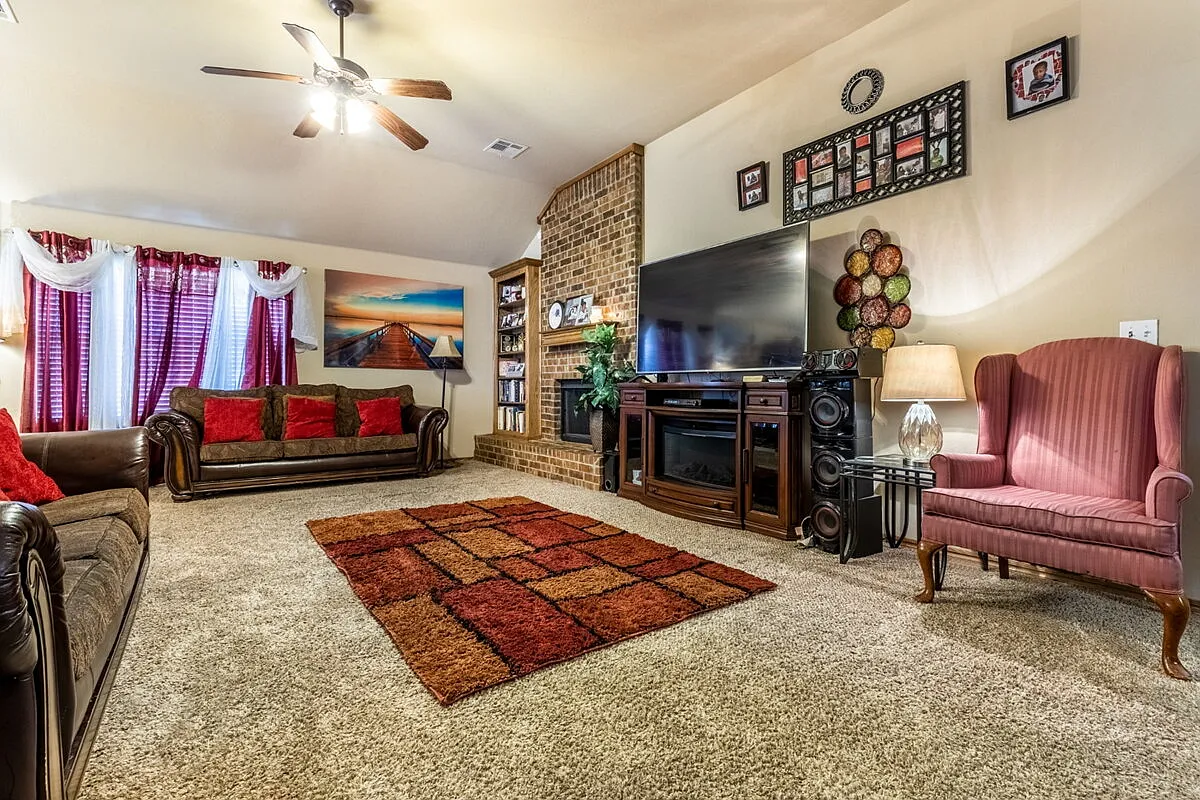 3 bed, 2.0 bath, 1689 sqft, $1,795 — Photo 2
