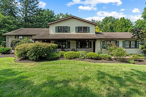 23 Jonathan Way Photo 1