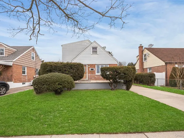 24 Jackson Avenue, Elmont, NY 11003