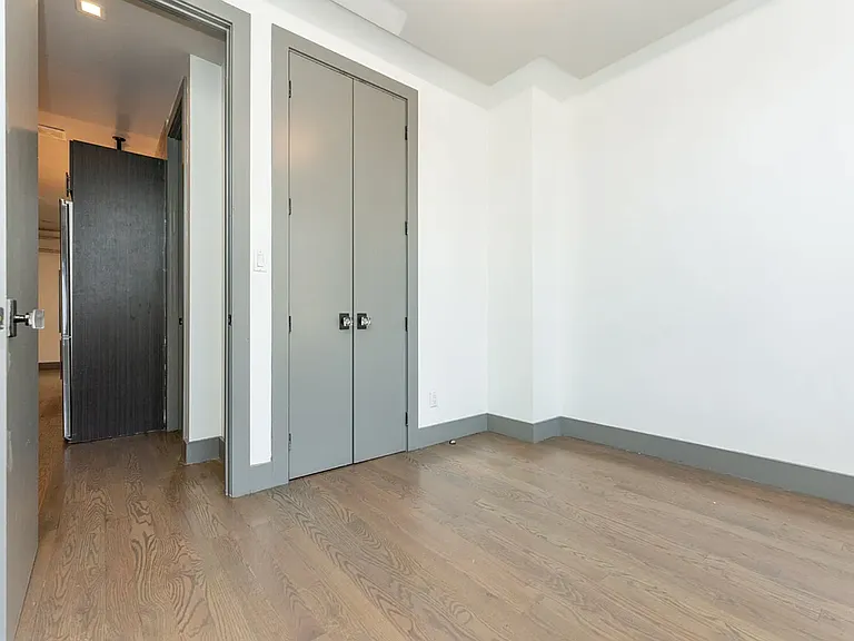 1649 Summerfield St #3R — Photo 6
