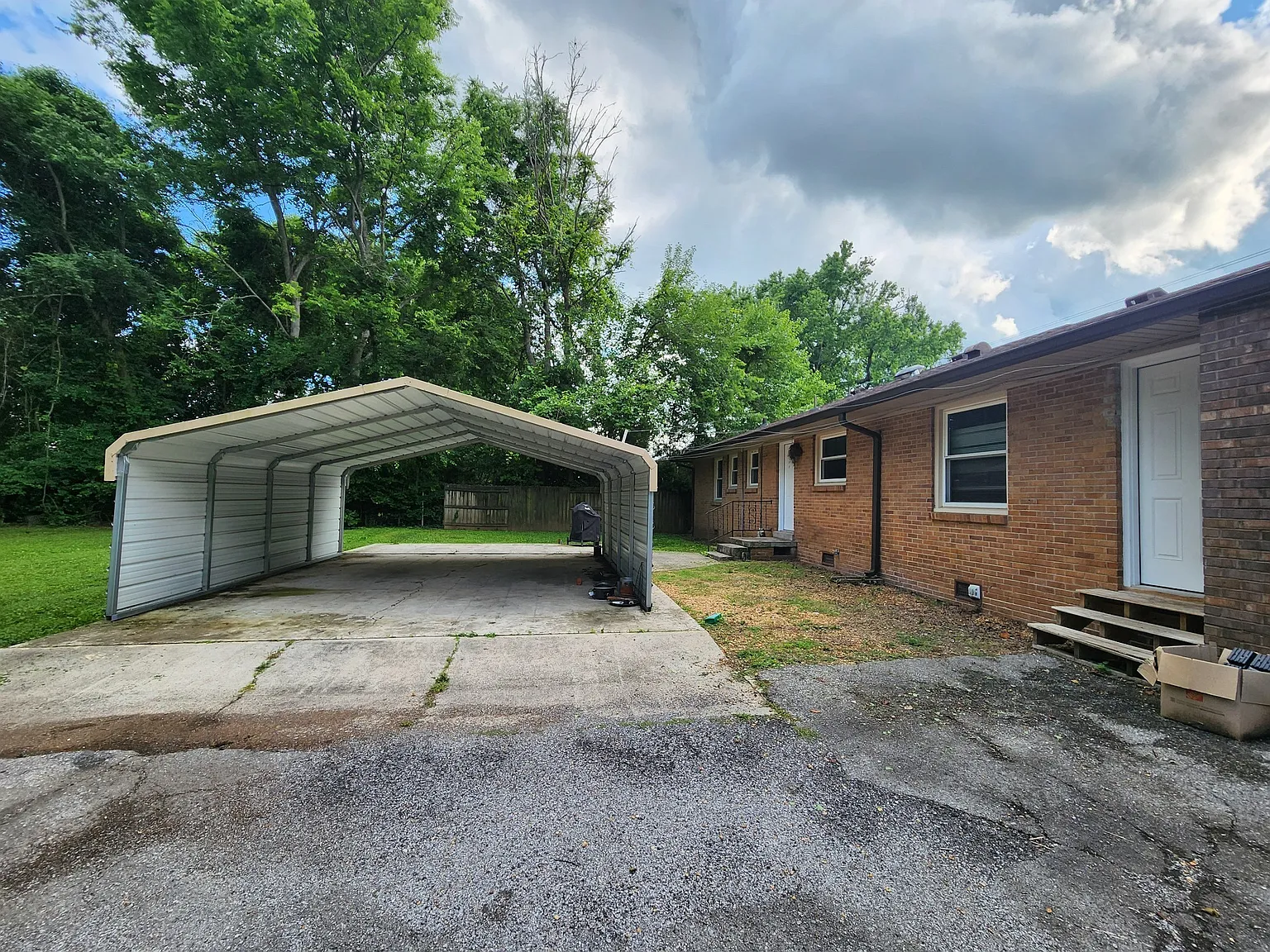 3 bed, 1.5 bath, 1718 sqft, $2,000 — Photo 3