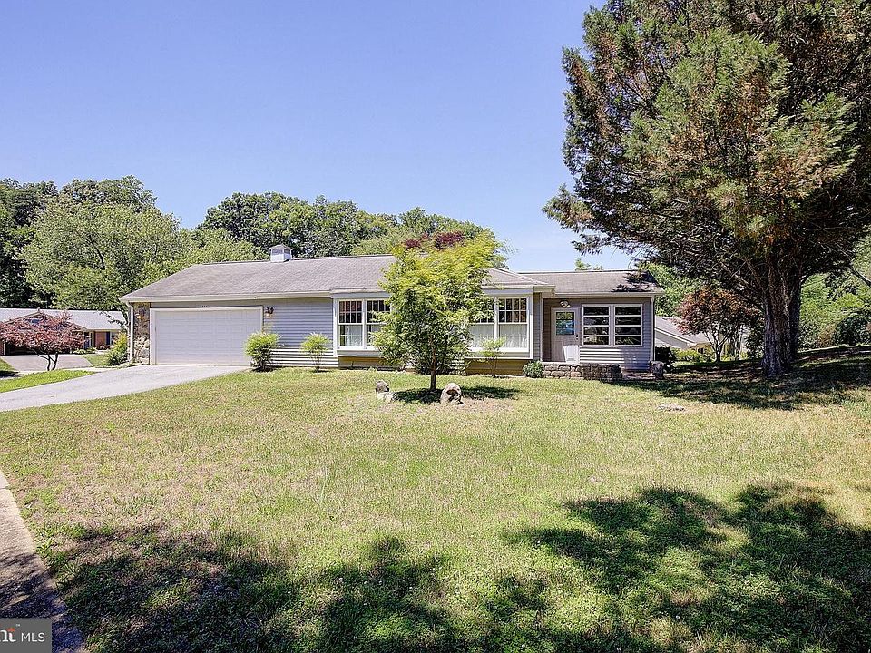 1st image of 848 Deerwood Ct