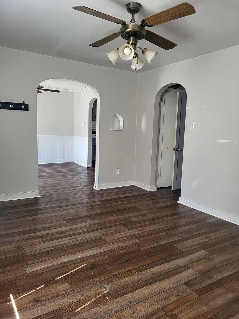 Three bedroom two bath with bonus room located in North Hills! — Photo 2