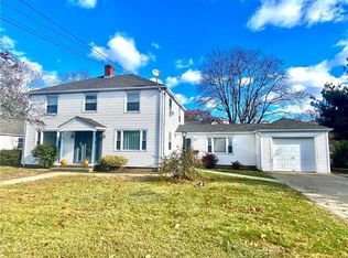 1068 Oaklawn Ave, Cranston, RI 02920
