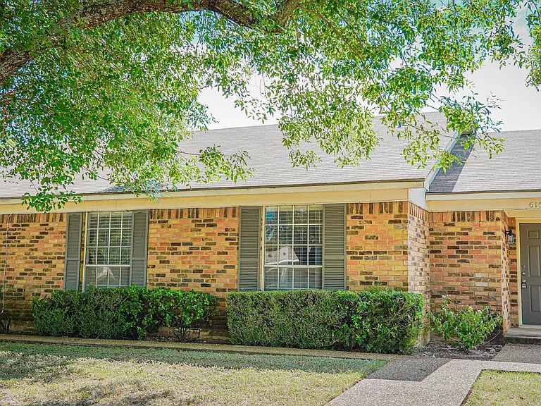 B 613-615 Barbara Jean — Photo 1
